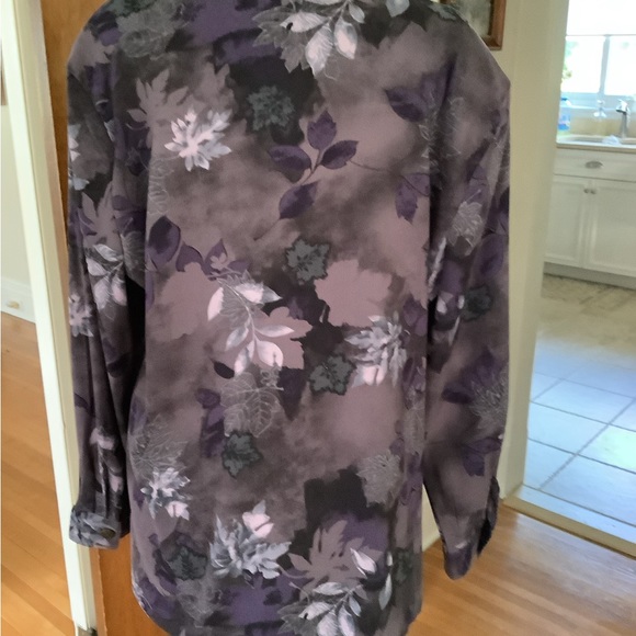 Drapers and Damon’s button-down collared gorgeous floral shirt - Picture 5 of 6